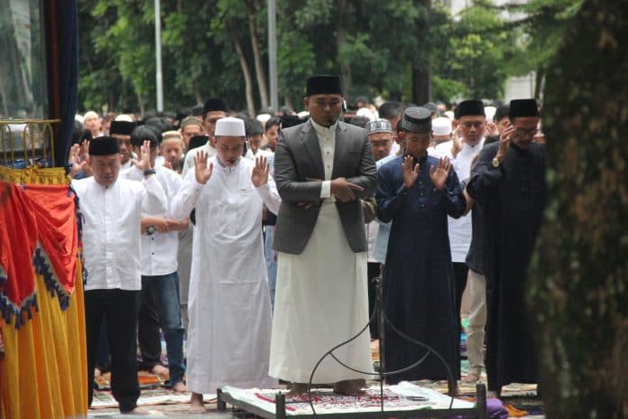 fokus_lensa_umat_muslim_shalat_idul_adha_di_tengah_gerimis