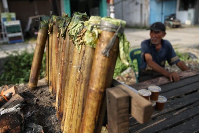 fokus_lensa_warga_berburu_lemang_bambu_di_medan