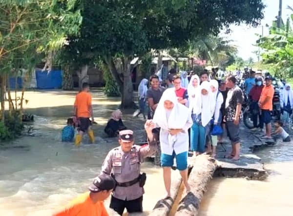 forkopimca_medang_deras_bangun_titi_darurat_agar_warga_bisa_lalui_jalan_putus_akibat_banjir