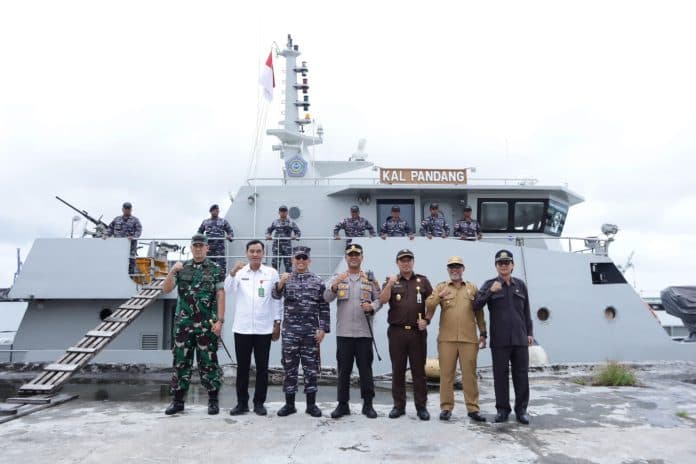 forkopimda_asahan_joy_sailing_dengan_kapal_perang_kal_pandang_i_1_72_sembari_pantau_perairan