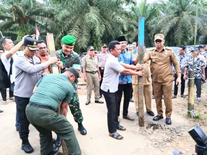 forkopimda_batu_bara_buka_portal_penghubung_10_desa_di_tanah_datar