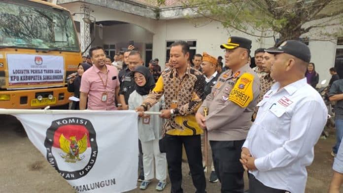 forkopimda_bersama_kpu_dan_bawaslu_simalungun_lepas_truk_logistik_pemilu_2024