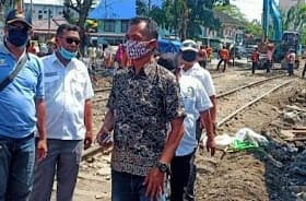 formabes_cabut_portal_pt_kai_di_depan_rumah_warga