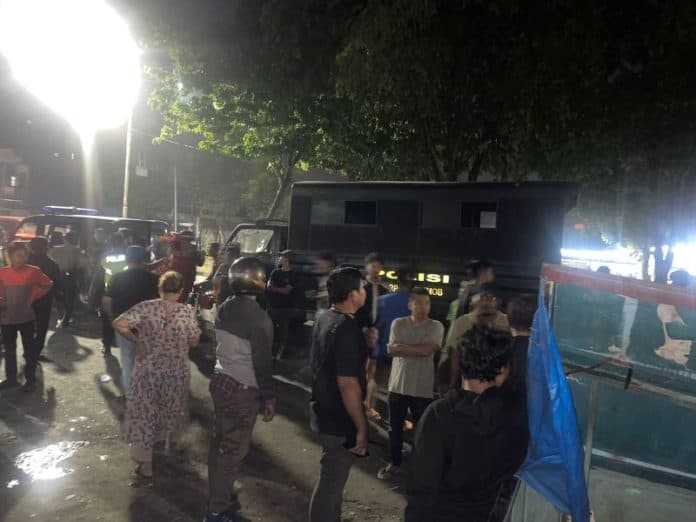 fortuner_hantam_pembatas_jalan_gerobak_pedagang_bandrek_hancur