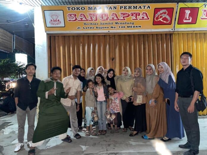 forum_mahasiswa_labura_berbagi_takjil_dan_senyuman_bersama_anak_jalanan