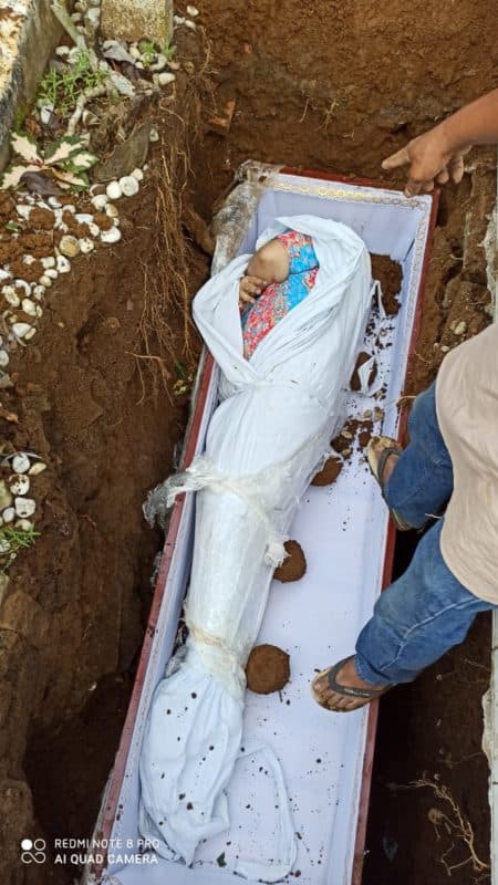 foto_jenazah_covid_19_pakai_daster_saat_dimakamkan_menyebar_di_medsos