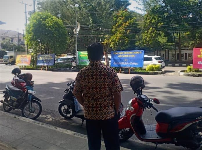 fraksi_pdi_perjuangan_tuding_deretan_papan_bunga_sindiran_ke_dprd_siantar_pesanan_satu_kelompok