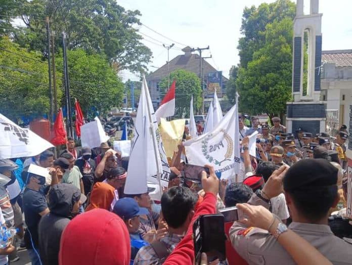 front_gerilyawan_siantar_demo_di_dprd_minta_hentikan_aktivitas_ptpn_iii_di_gurilla