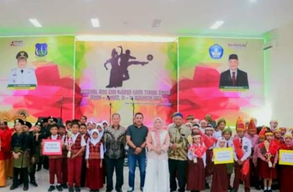 fsb_kota_tebing_tinggi_ditutup_sd_negeri_164524_raih_juara_i_lomba_paduan_suara