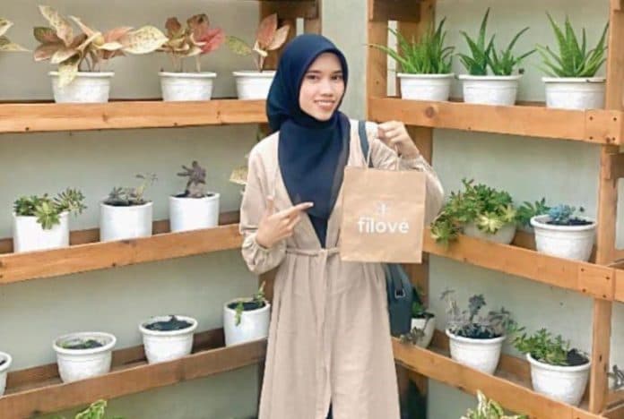 gadis_muda_ini_buka_usaha_hijab_ala_malaysia