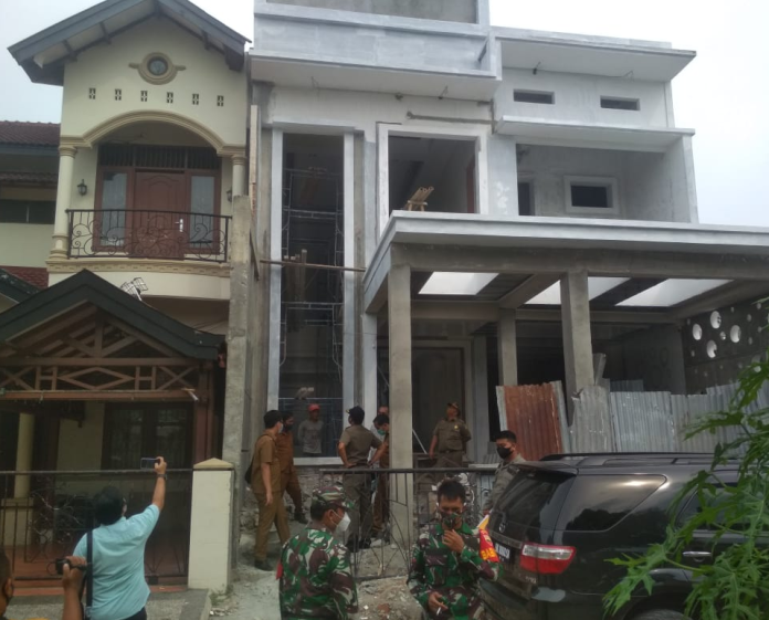 gagal_ditertibkan_rumah_mewah_tak_punya_imb_di_komplek_bumi_asri