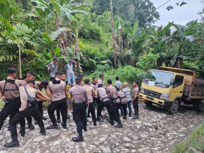 gagal_nanjak_lantaran_jalan_rusak_truk_pengangkut_logistik_pilkada_nisel_didorong_polisi