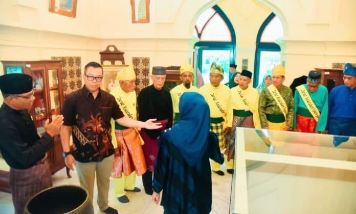 gali_sejarah_melayu_batu_bara_11_zuriat_terbang_ke_istana_siak_riau