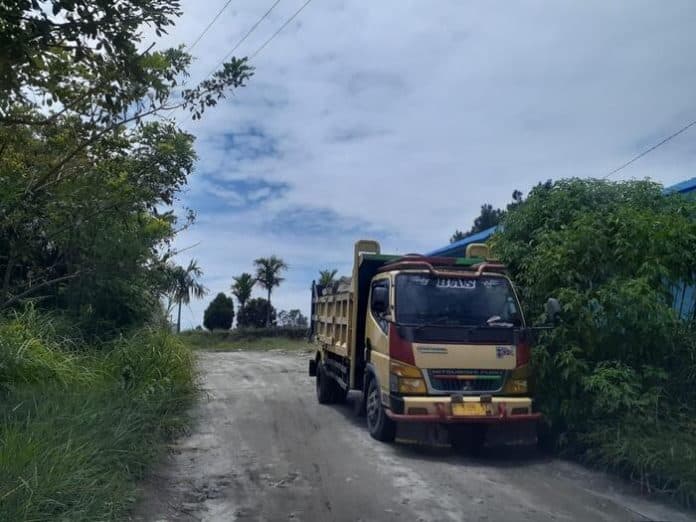 galian_c_di_sionggang_tengah_merusak_jalan_dan_timbulkan_polusi_udara_warga_resah