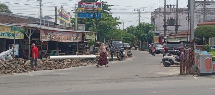 galian_tanah_pemasangan_pipa_pdam_tirta_bulian_resahkan_pedagang_di_tebing_tinggi