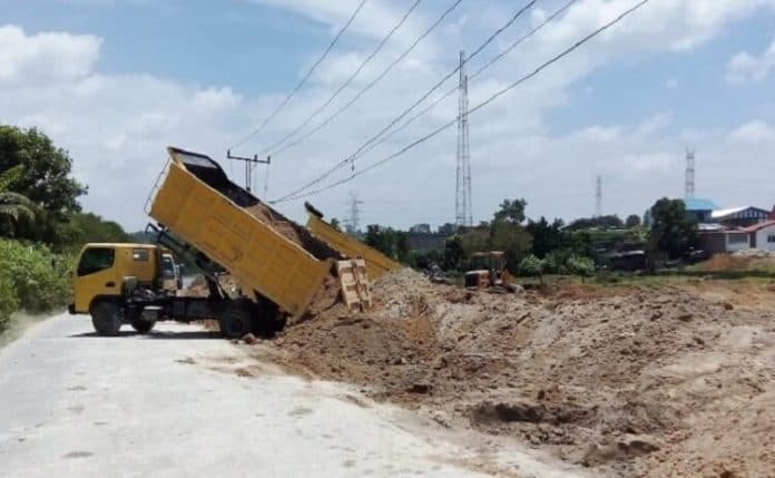 galian_tanah_timbun_picu_kemacetan_jalan_provinsi_sipahutar_taput
