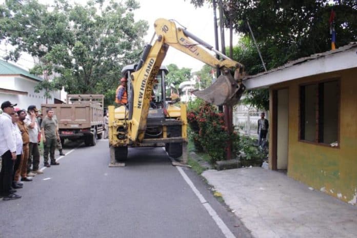 ganggu_ketertiban_umum_satpol_pp_medan_bongkar_bangunan_di_atas_drainase