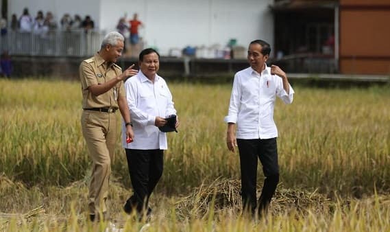 ganjar_dan_prabowo_akrab_mendampingi_jokowi_meninjau_pertanian_di_jateng