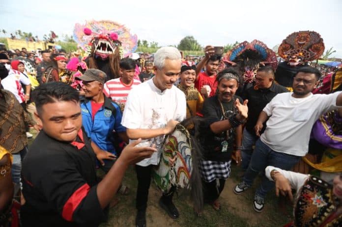 ganjar_ikut_menari_kuda_lumping_di_deli_serdang