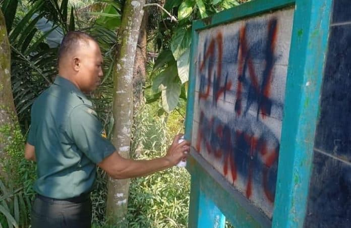 gapura_jalan_rusak_di_asahan_yang_dicoret_kalimat_kotor_sudah_dihapus