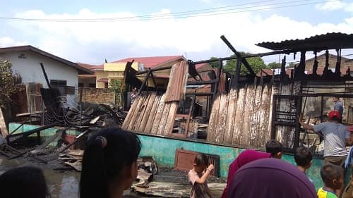 gara_gara_main_mancis_satu_rumah_terbakar_di_tanjung_morawa