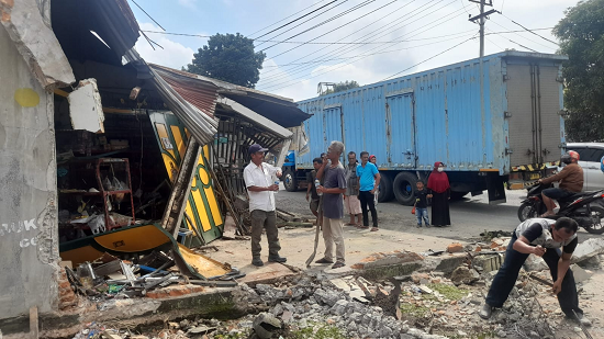 gara_gara_sopir_ngantuk_truk_tronton_tabrak_rumah_warga_di_sinaksak