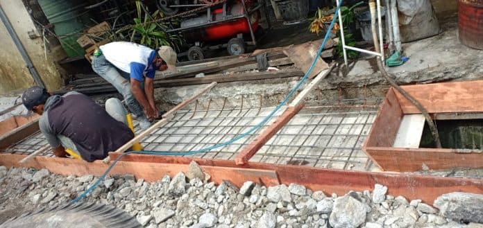gawat_pekerjaan_drainase_kelurahan_tegal_sari_pakai_besi_bekas