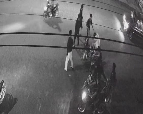 gawat_sekelompok_pemuda_pukuli_korban_dan_rampas_sepeda_motor_di_siantar
