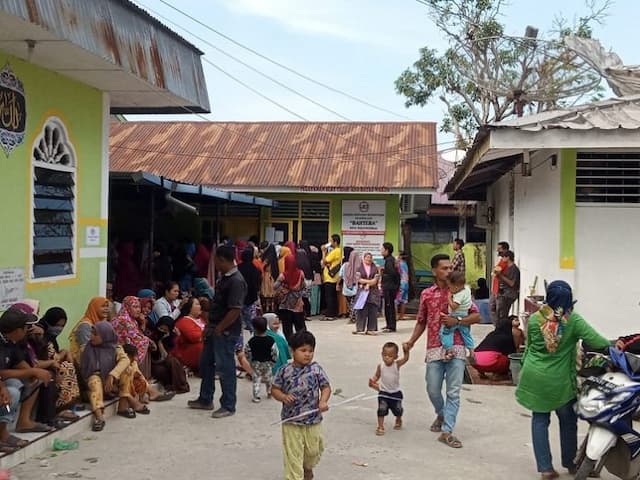 gawat_tanpa_masker_warga_ramai_ramai_bawa_anak_datangi_kantor_dinsos_tanjungbalai