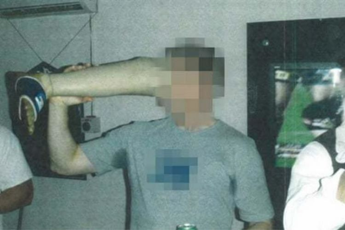 gawat_tentara_australia_minum_bir_dari_kaki_palsu_milisi