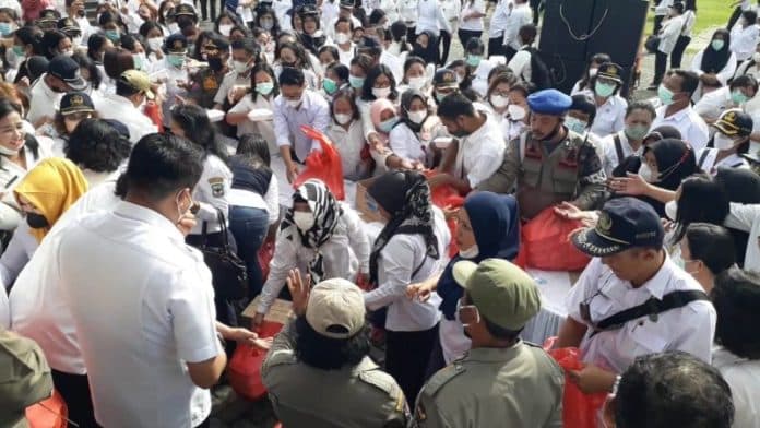 gawat_usai_apel_gabungan_pegawai_pemko_siantar_berkerumun_ambil_makanan