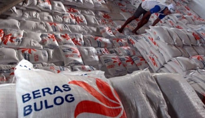 gawat_warga_temukan_beras_plastik_dalam_bansos