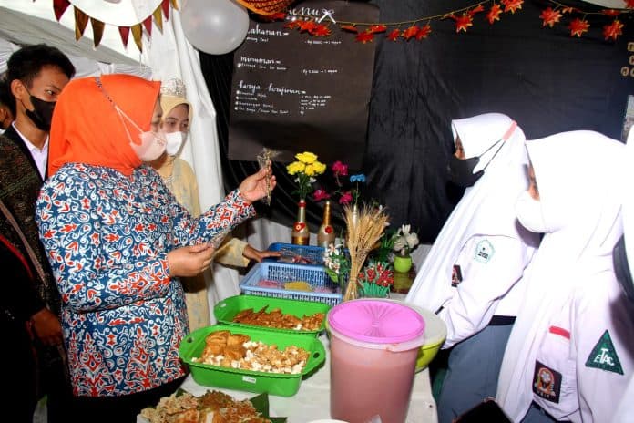 gebyar_literasi_sekolah_nawal_lubis_tumbuhkan_minat_baca_dan_menulis_siswa
