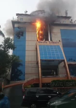 gedung_grand_liberty_terbakar_seorang_pria_terjebak