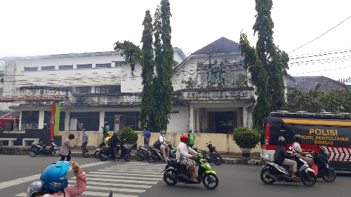 gedung_juang_45_di_kota_pematangsiantar_keluarkan_asap