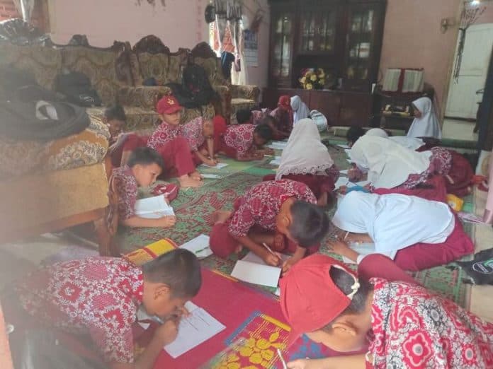 gedung_rusak_akibat_banjir_murid_belajar_di_rumah_warga_sayur_matinggi