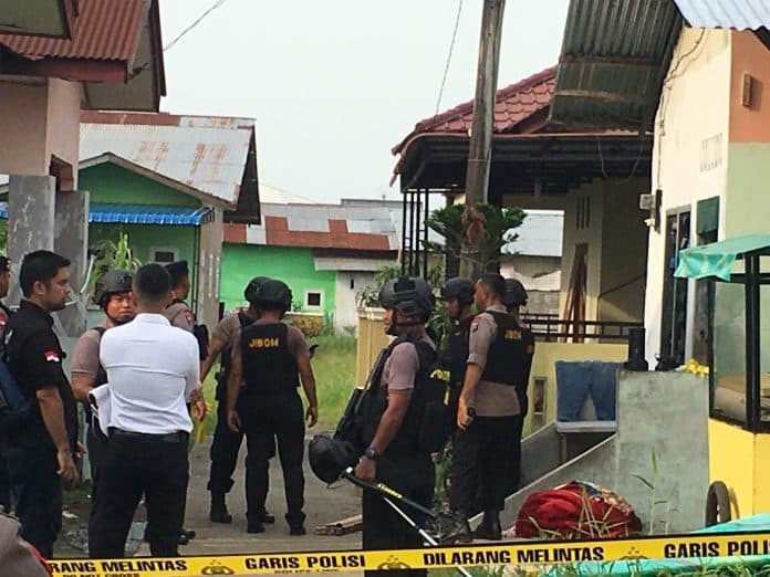 gegana_geledah_rumah_pelaku_bom_bunuh_diri_polrestabes_medan_di_marelan