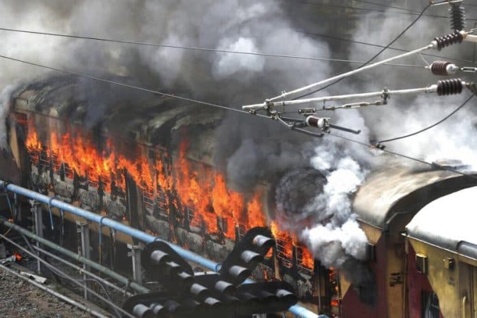 gegara_masak_teh_gerbong_kereta_terbakar_di_india_tewaskan_9_orang