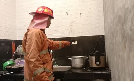 gegara_ngecas_hp_rumah_seorang_warga_di_pematang_siantar_nyaris_terbakar