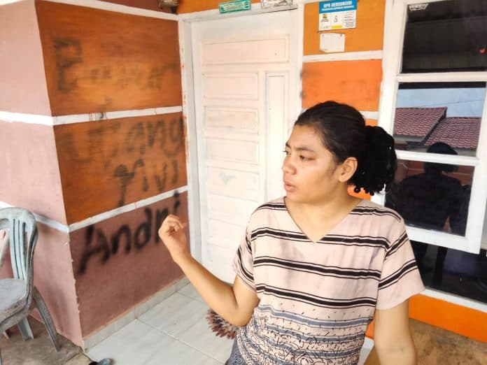 gegara_pinjaman_rp300_ribu_rumah_wanita_di_asahan_ini_dicoret_debt_collector