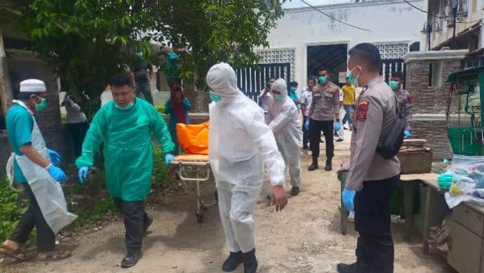 geger_mayat_pria_ditemukan_di_belakang_rsu_fl_tobing_sibolga