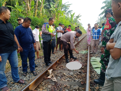 geger_pria_60_tahun_tewas_terpotong_dua_di_rel_ka_di_simalungun