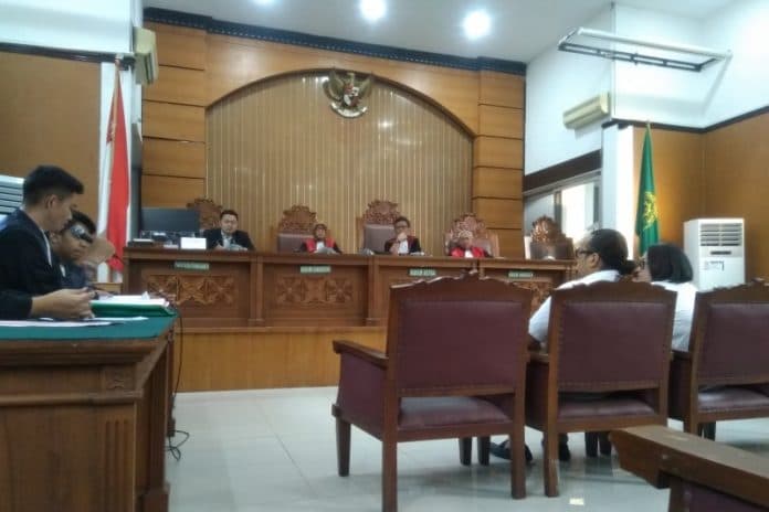 gelak_tawa_warnai_persidangan_nunung_dan_suami