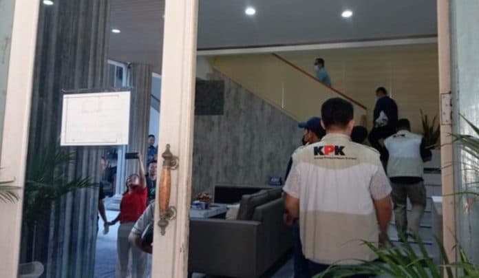 geledah_kantor_dan_rumah_wali_kota_semarang_kpk_bawa_4_koper_dan_1_kardus