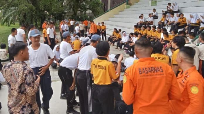 gempa_bumi_besar_goncang_tapteng_siswa_panik_dan_korban_berjatuhan