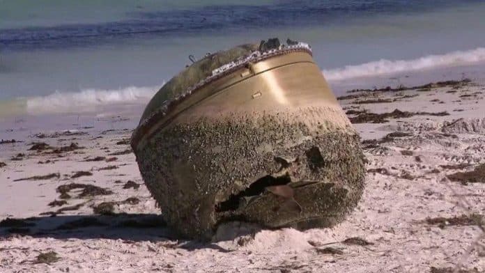 gempar_penemuan_benda_misterius_di_pantai_australia_puing_mh370
