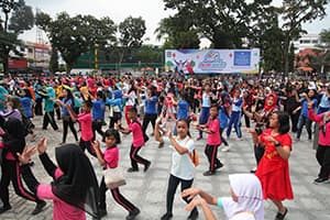 gempita_akhir_pekan_di_lapangan_adam_malik_ribuan_warga_bergoyang_terhipnotis_salah_apa_aku