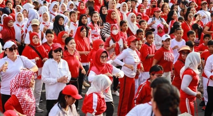 gempita_kemerdekaan_di_kota_pematang_siantar_dr_susanti_semarakan_cfd_dan_pawai_obor