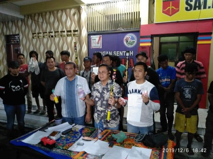 gempur_kampung_basis_narkoba_polisi_diserang_petasan_roket