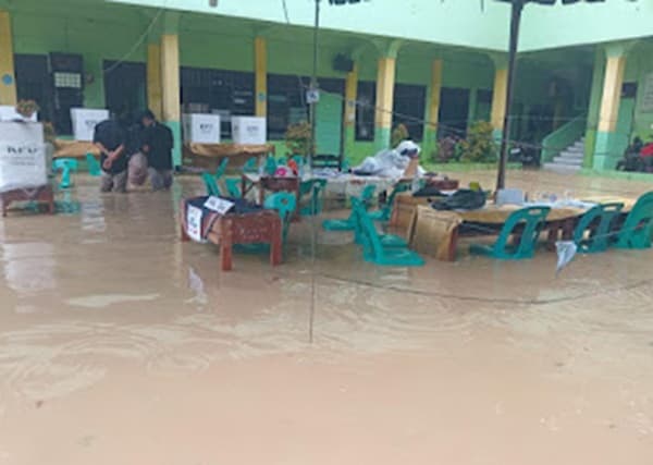 genangan_air_hentikan_pemungutan_suara_pilkada_2024_di_tps_medan_deli